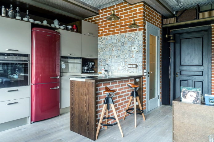 Burgunderfarbener Kühlschrank als Akzent in der Küche