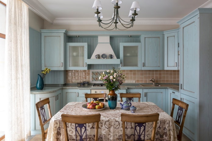 Provence-Stil im Interieur einer blauen Küche