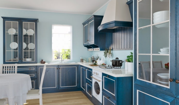 Provence-Stil im Interieur einer blauen Küche