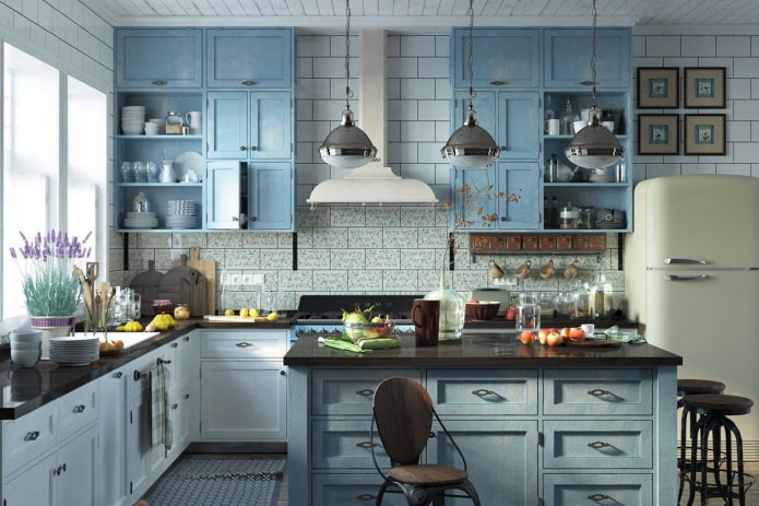 Provence-Stil im Interieur einer blauen Küche