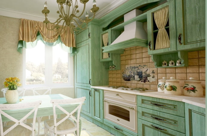 Provence-Stil im Interieur einer grünen Küche