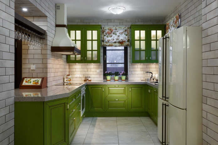 Provence-Stil im Interieur einer grünen Küche