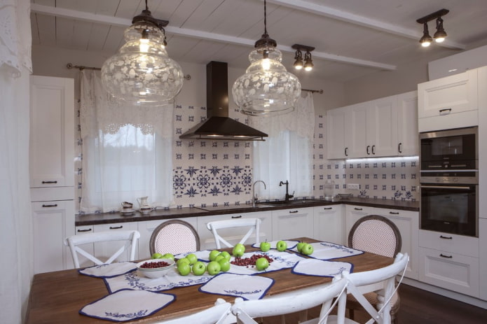 Provence-Stil im Inneren einer weißen Küche