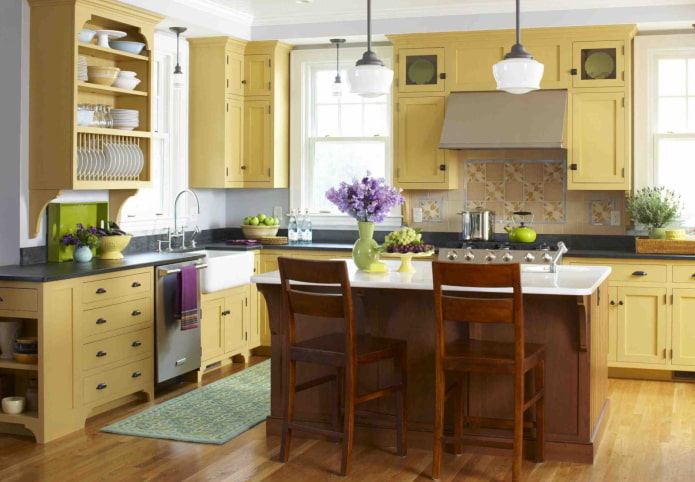 Provence-Stil im Interieur einer gelben Küche