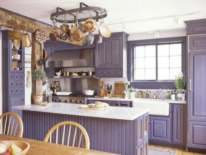 Provence-Stil im Interieur einer lila Küche