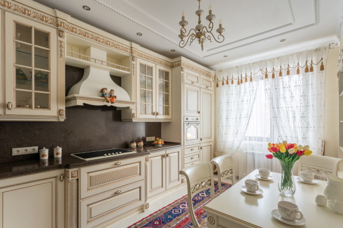 Provence-Stil im Interieur einer beigen Küche