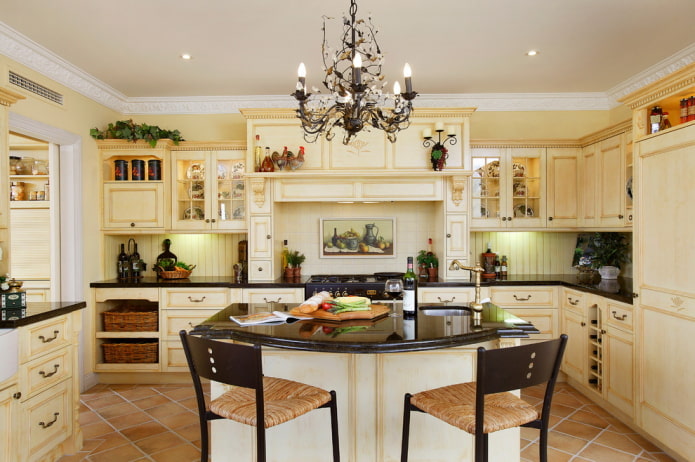 Provence-Stil im Interieur einer beigen Küche