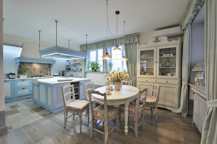Kücheninterieur im provenzalischen Stil
