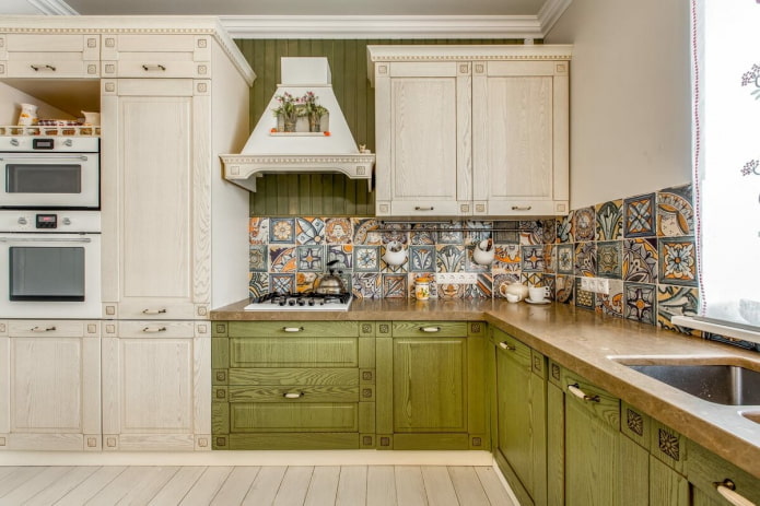 Provence-Stil im Interieur einer grünen Küche