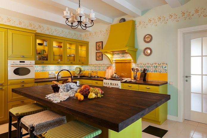 Provence-Stil im Interieur einer gelben Küche