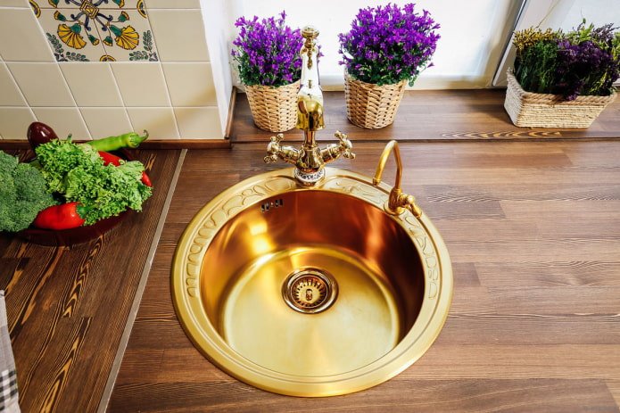 Goldene Spüle für die Küche