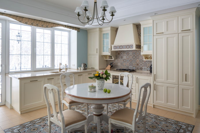 Kücheninterieur in hellen Farben