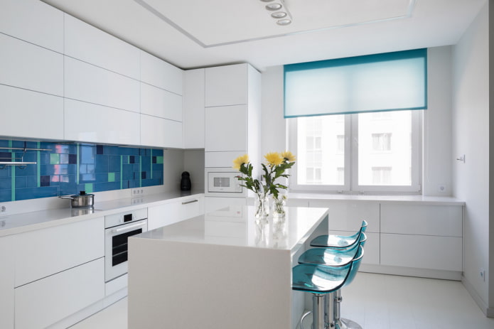 Kücheninterieur in hellen Farben
