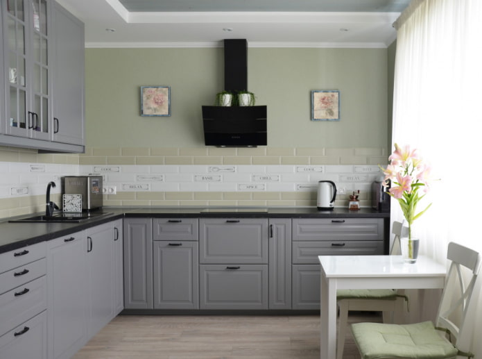 Kücheninterieur in hellen Farben