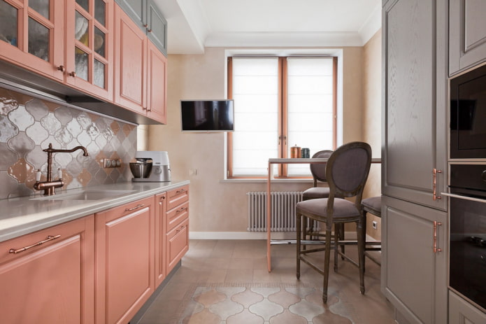 Kücheninterieur in hellen Farben