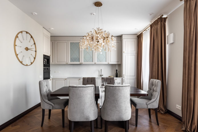 Kücheninterieur in hellen Farben