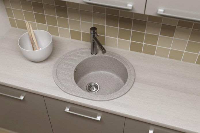 Graues Waschbecken aus Kunststein im Innenraum
