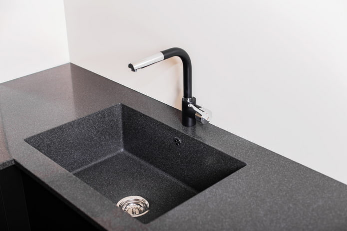 Schwarzes Waschbecken aus Kunststein im Innenraum