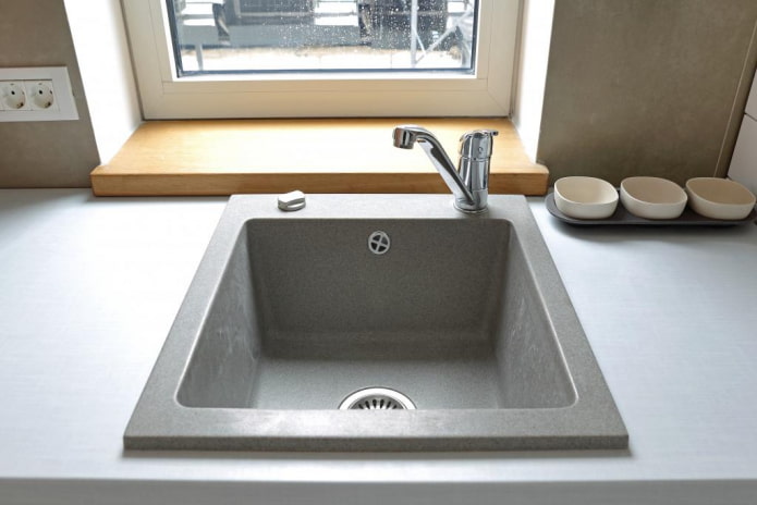 Graues Waschbecken aus Kunststein im Innenraum