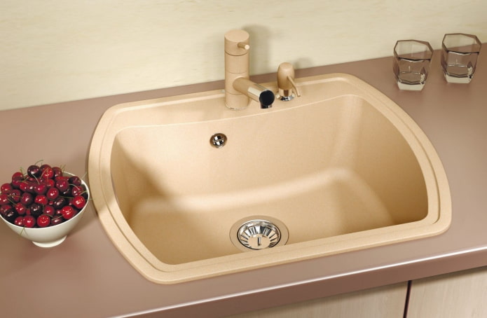 Beiges Waschbecken aus Kunststein im Innenraum
