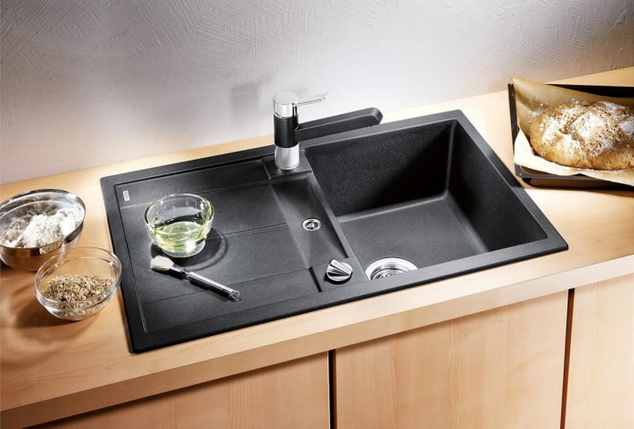 Schwarzes Waschbecken aus Kunststein im Innenraum