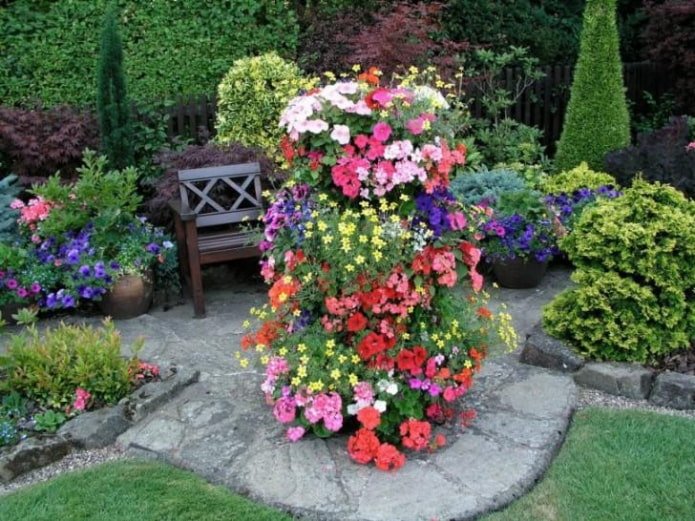 Vorhang hinter Blumenbeeten