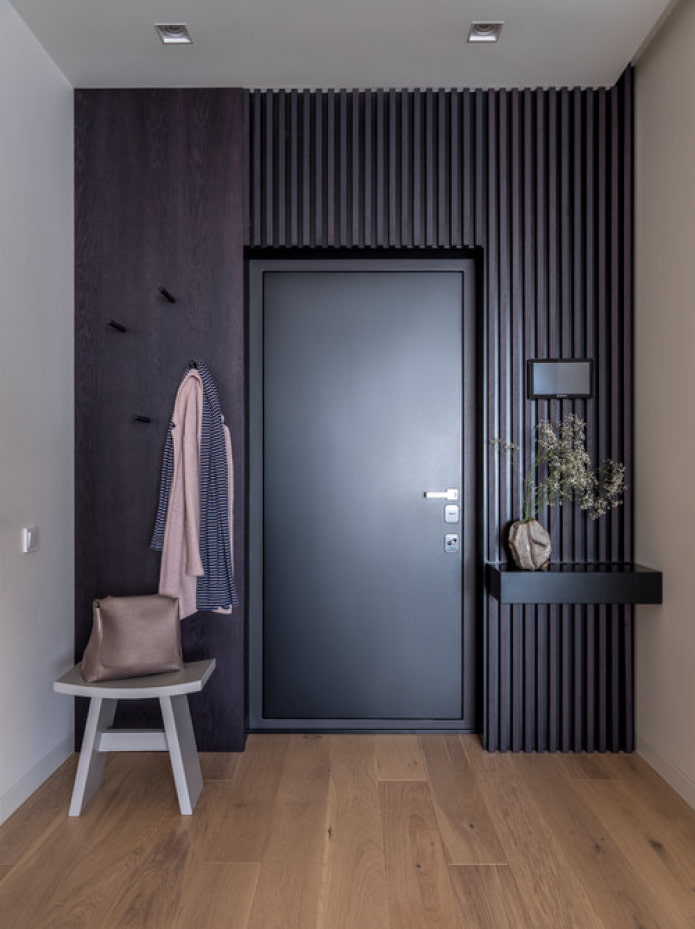 Design der Eingangstür in der Wohnung