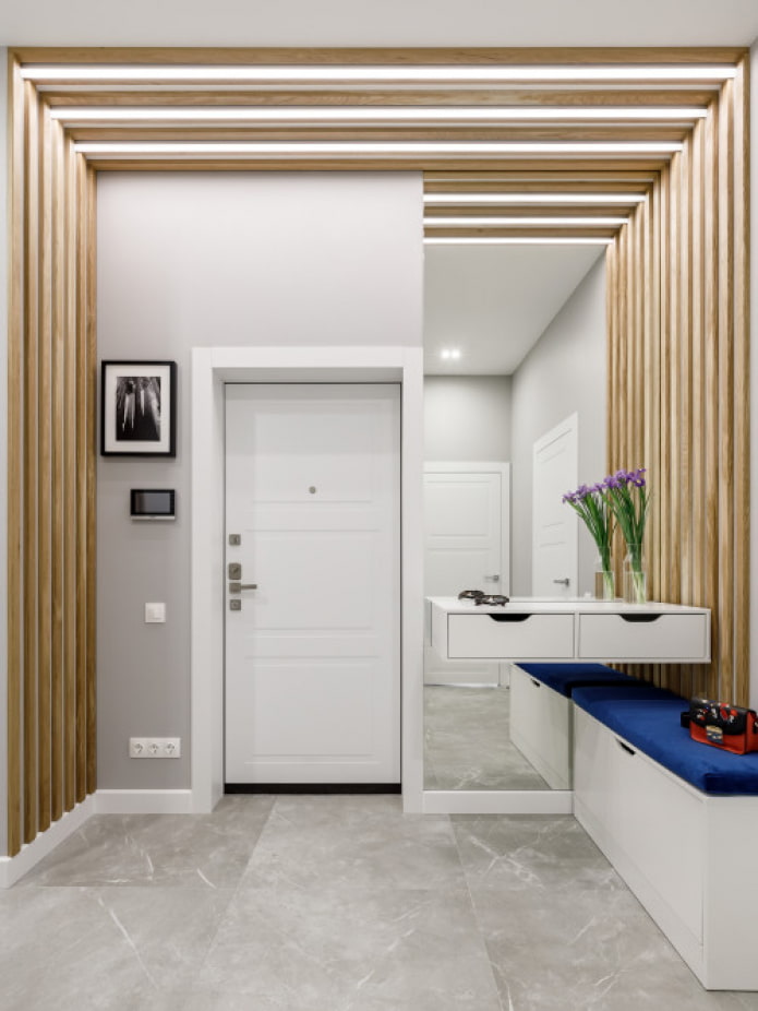 Holzwanddekoration im Flur