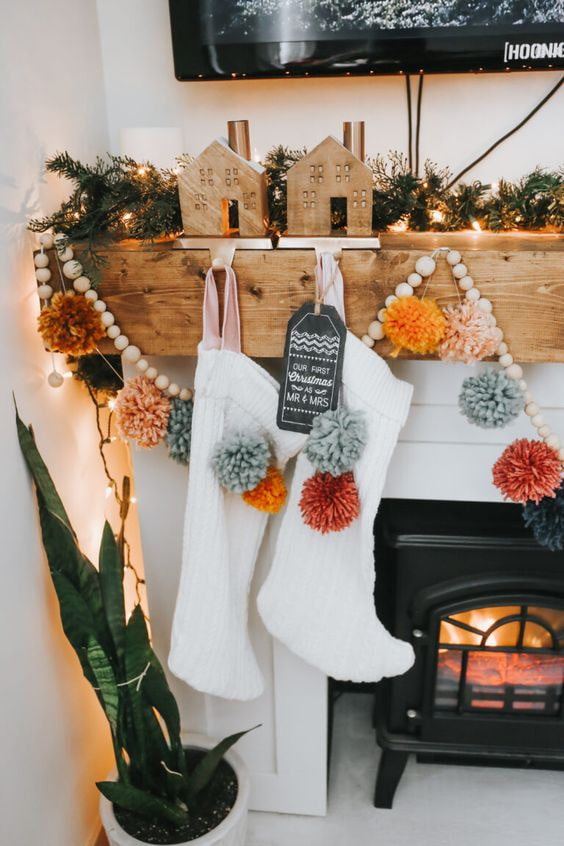 Socken und Girlanden auf dem Kamin