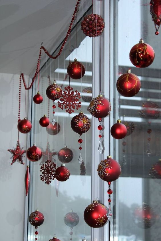 Kugeln am Fenster
