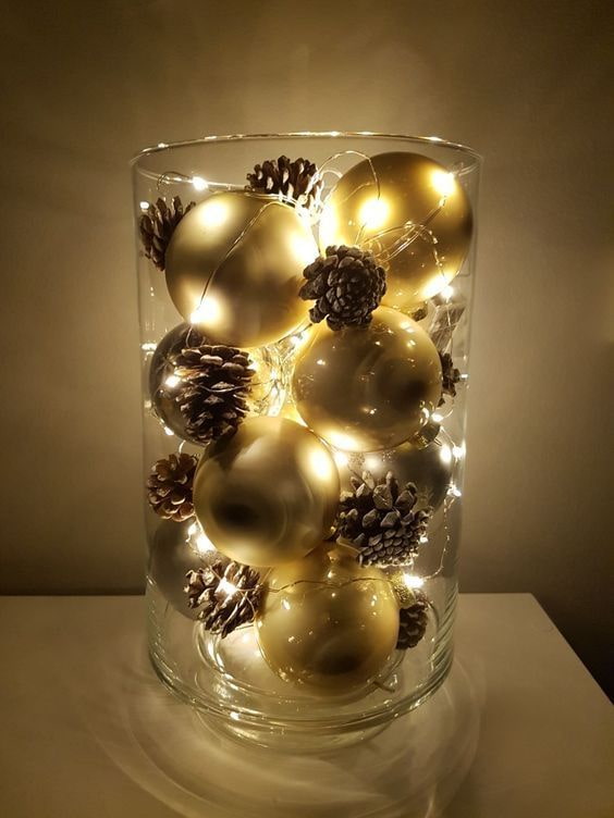 Lampe aus Neujahrskugeln