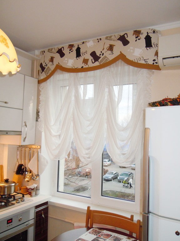 Hartes Lambrequin im Kücheninterieur