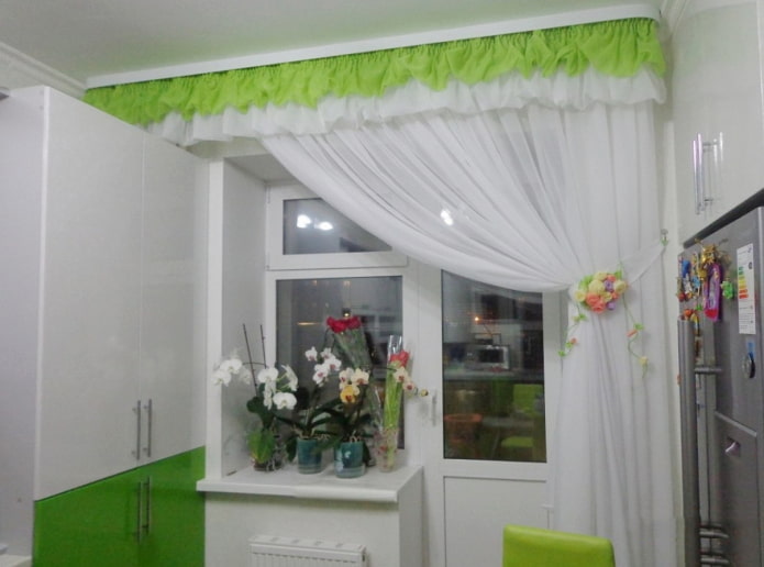 limettenfarbene Lambrequins im Interieur