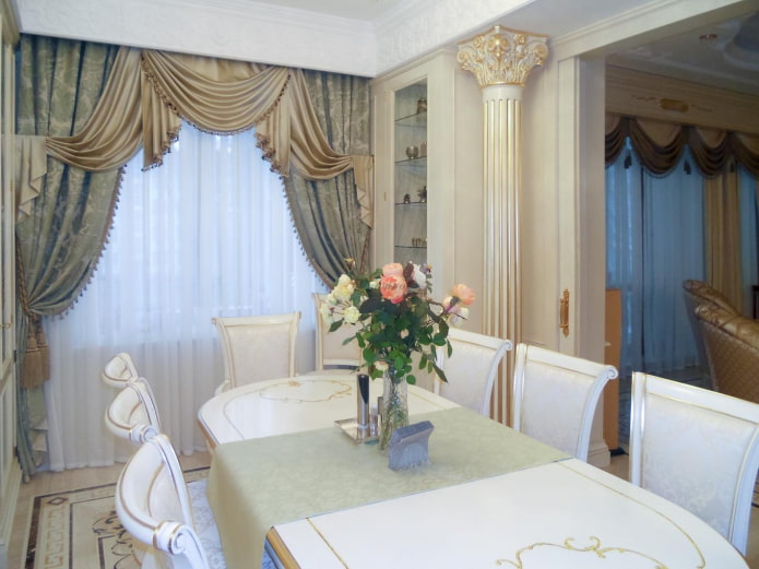 Satin-Lambrequin im Interieur