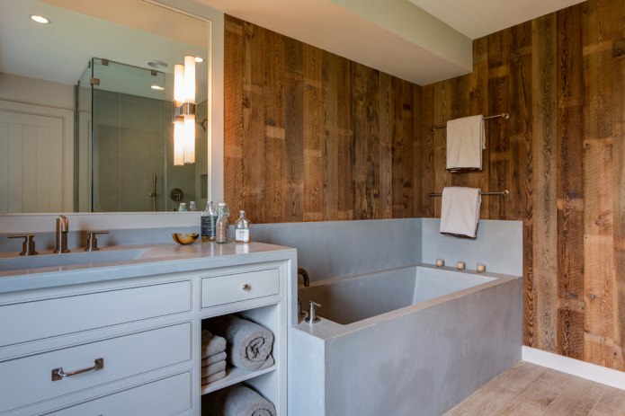 Laminat im Badezimmer an der Wand
