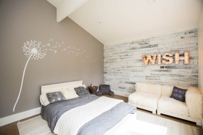 weißes und graues Laminat an der Wand