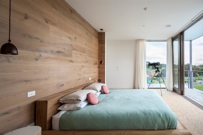 Holzpaneele an der Wand im Schlafzimmer