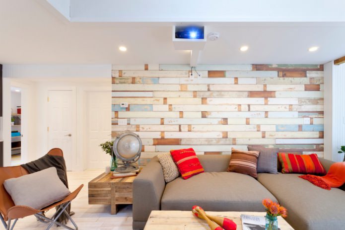 mehrfarbiges Laminat an der Wand im Wohnzimmer