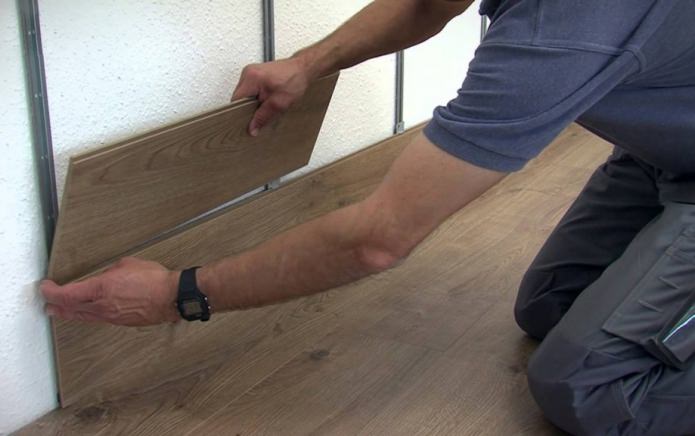 Lattung zum Verlegen von Laminatplatten an der Wand