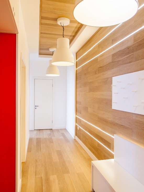 Laminat an Wand und Decke im Flur
