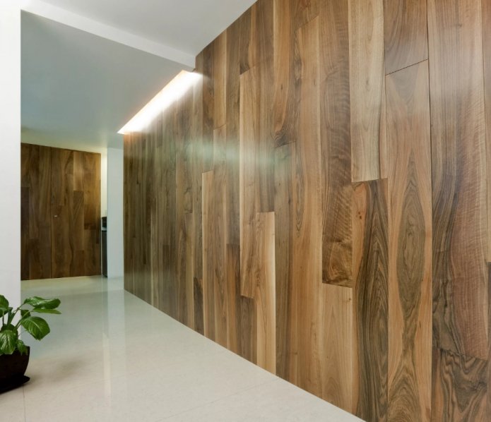 Laminat an der Wand im Flur
