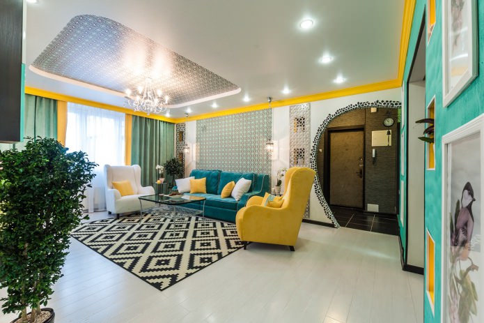 helles Wohnzimmer mit weißem Laminat