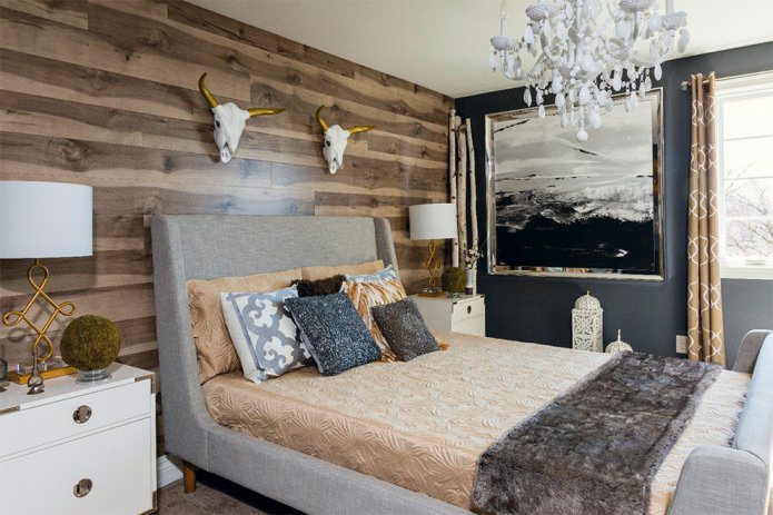Laminat an der Wand im Schlafzimmerinterieur