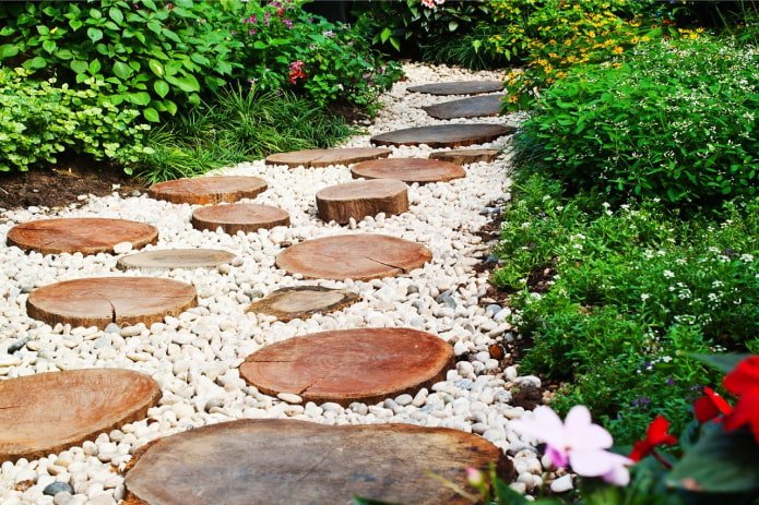 Weg aus Steinen und Holz