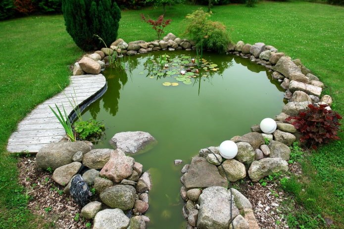 schöner Teich auf dem Grundstück
