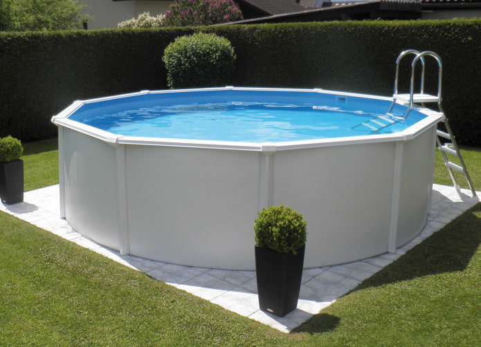 Sommerschwimmbecken auf der Datscha