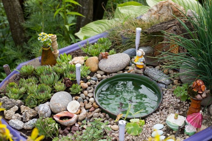 Dekorativer Garten im Blumenbeet