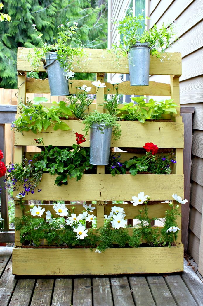 Vertikales Blumenbeet aus Paletten