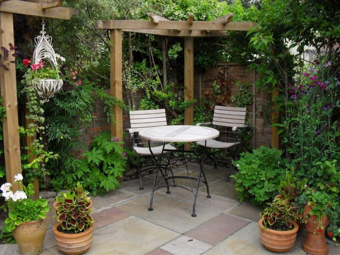 Gartenmöbel mit dünnen Beinen