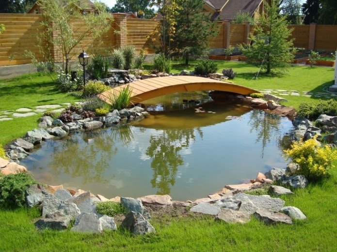 künstlicher Teich und Brücke